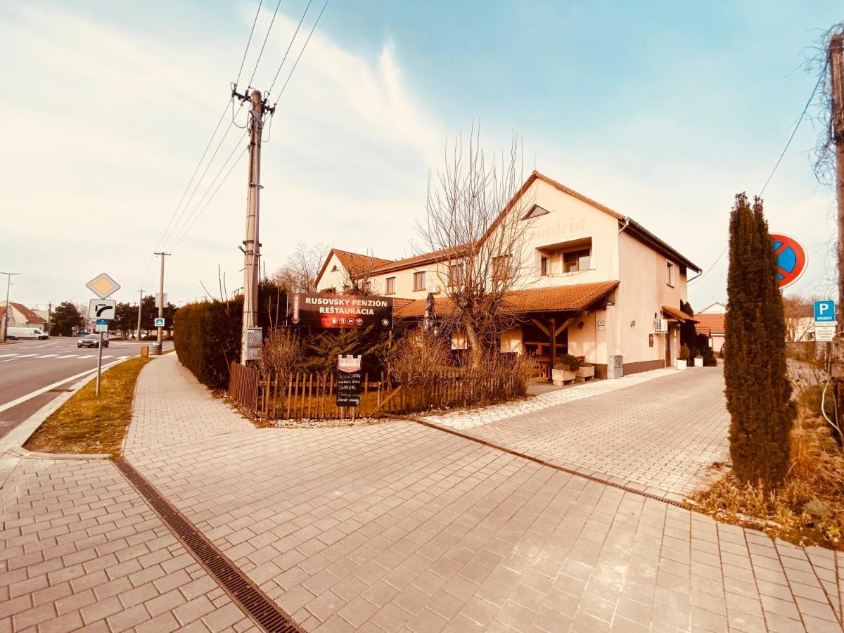Rusovsky Penzion Bratislava Esterno foto