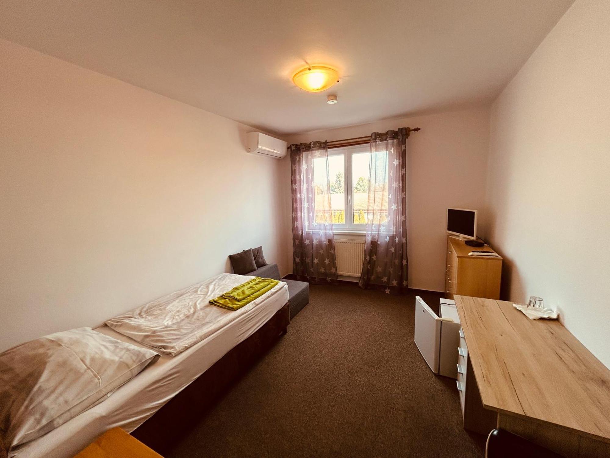Rusovsky Penzion Bratislava Esterno foto